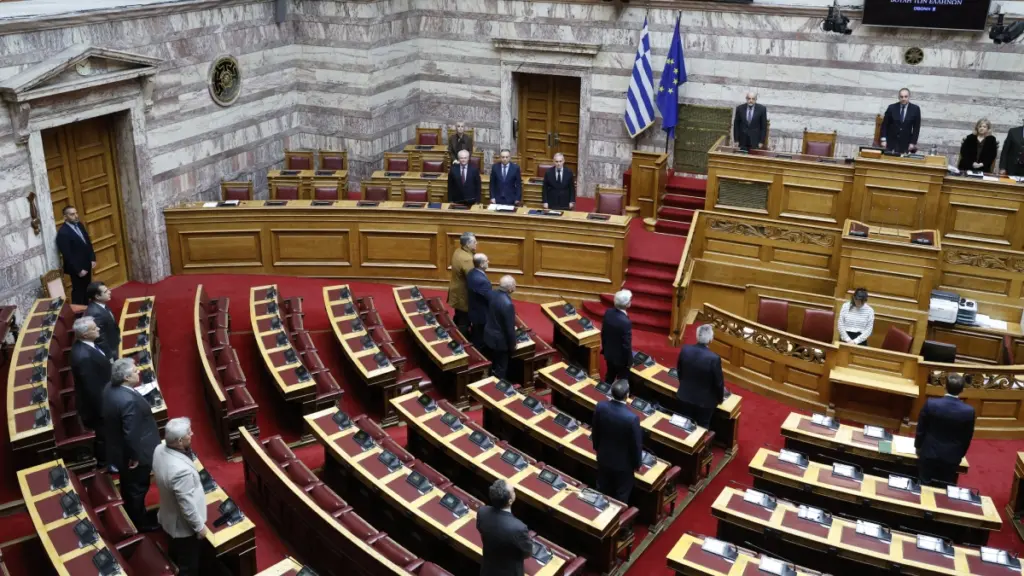 Βουλή: Ενός λεπτού σιγή στη μνήμη των πεσόντων στα Ίμια – “Στο Αιγαίο δεν υπάρχουν γκρίζες ζώνες”