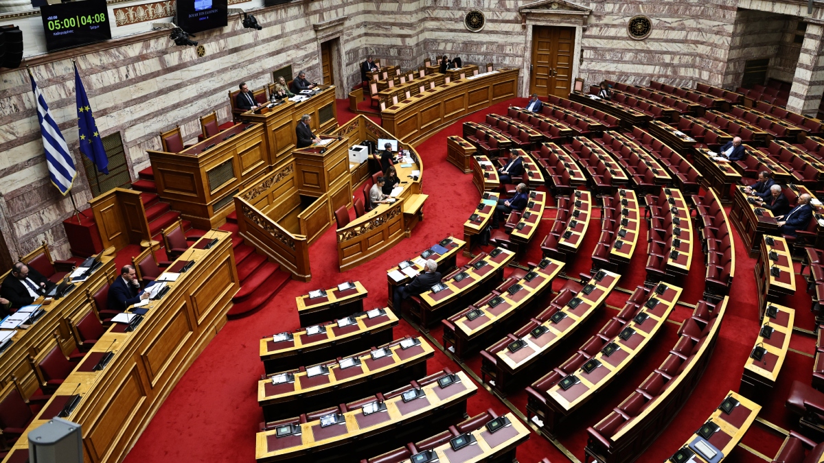 Ενός λεπτού σιγή στη Βουλή για τα θύματα στις τραγωδίες σε “Βιολάντα” και Ρουμανία