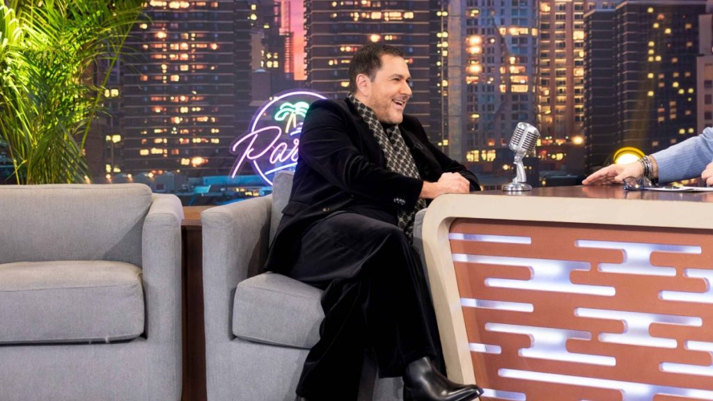 Βρεττός Βρεττάκος: «Η κάπα της Άννας Βίσση ζύγιζε 8 κιλά, την φόρεσε 5 λεπτά και μετά την πέταξε»