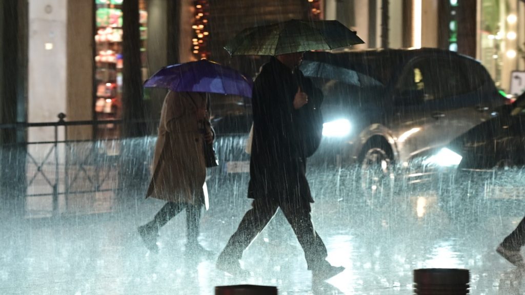 Κακοκαιρία: Οι 7 περιοχές που θα εκδηλωθούν ακραία καιρικά φαινόμενα – Κλειστά τα σχολεία αύριο στην Αττική (Χάρτες)