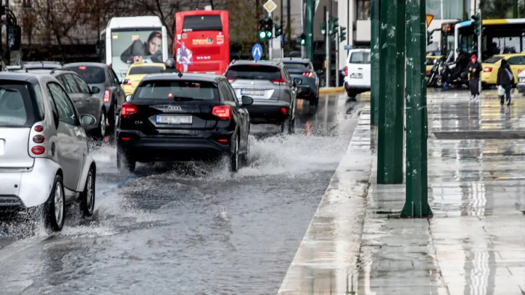 Καιρός αύριο: Βροχές, καταιγίδες και μικρή άνοδος της θερμοκρασίας