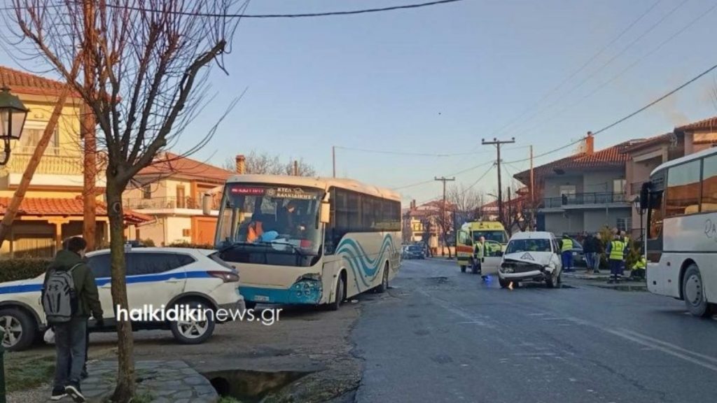 Χαλκιδική: Μετωπική σύγκρουση βαν με σχολικό λεωφορείο με μαθητές