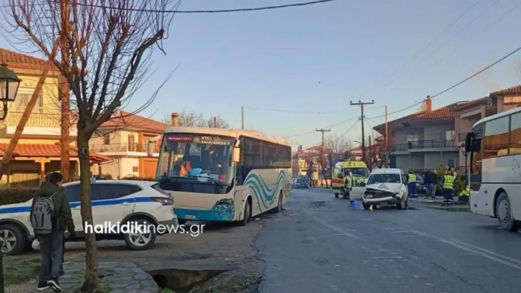 Χαλκιδική: Μετωπική σύγκρουση βαν με σχολικό λεωφορείο με μαθητές