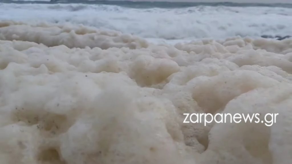 Χανιά: Αφροί «σκέπασαν» την παραλία Κριός λόγω κακοκαιρίας (Βίντεο)