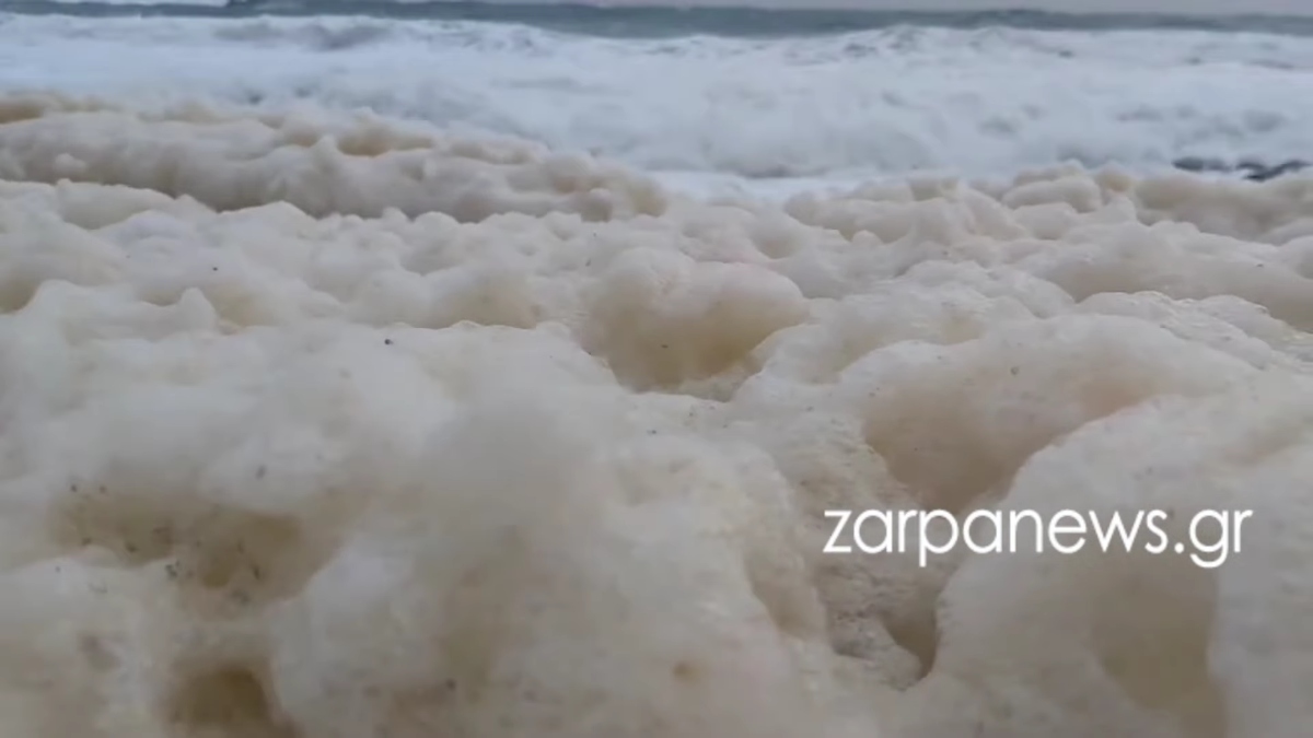 Χανιά: Αφροί «σκέπασαν» την παραλία Κριός λόγω κακοκαιρίας (Βίντεο)