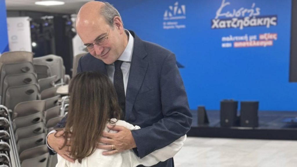 Χατζηδάκης: Η συγκινητική συνάντηση με ένα κορίτσι με αναπηρία – “Μια υπενθύμιση για το βάρος που έχω να σηκώσω στους ώμους μου”
