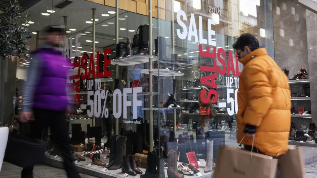 Χειμερινές εκπτώσεις: Ανοιχτά σήμερα τα εμπορικά καταστήματα – Το ωράριο λειτουργίας, τι ισχύει για τα σούπερ μάρκετ