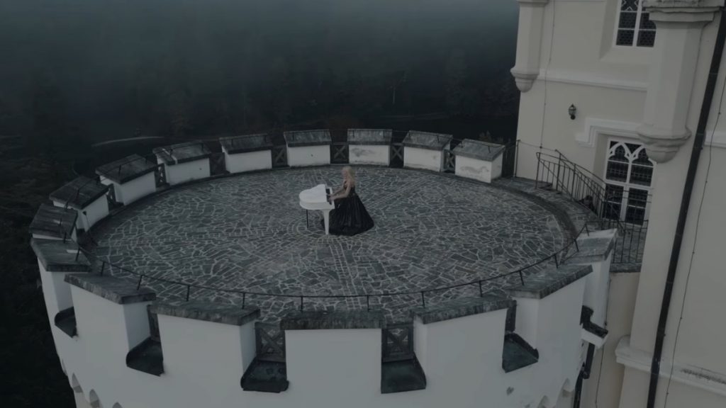 Έλενα Ξυδιά: Η «ιπτάμενη πιανίστρια» παίζει πιάνο στην κορυφή κάστρου 800 ετών στην Κροατία (vid)