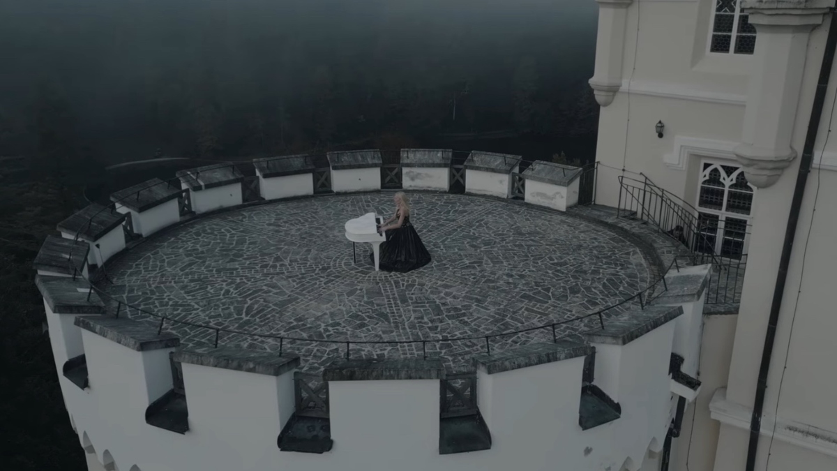 Έλενα Ξυδιά: Η «ιπτάμενη πιανίστρια» παίζει πιάνο στην κορυφή κάστρου 800 ετών στην Κροατία (vid)