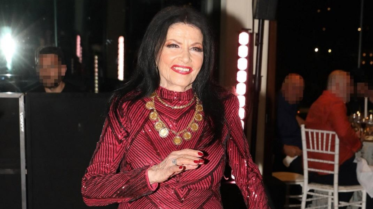 Ζωζώ Σαπουντζάκη: Πήρε εξιτήριο και αναρρώνει στο σπίτι της – «Με ρωτούσαν αν πέθανε» λέει στενή φίλη της