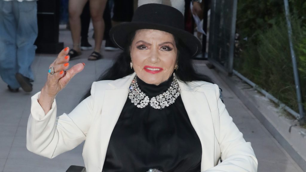 Ζωζώ Σαπουντζάκη: Στο νοσοκομείο μετά από έντονη αδιαθεσία – Πώς είναι η κατάσταση της υγείας της