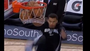 Βίκτορ Ουεμπανιάμα : Η «καρατιά» που απεγκλώβισε τις μπάλες από το καλάθι (βίντεο)