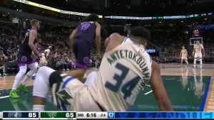 Αποτελέσματα ΝΒΑ: Βαριά ήττα των Μπακς από τους Τίμπεργουλβς – Λεμπρόν και Ντόντσιτς «ξέραναν» τους Χοκς