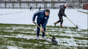 Ολυμπιακός: Ο Μεντιλίμπαρ καθάρισε με φτυάρι τα χιόνια για να γίνει προπόνηση