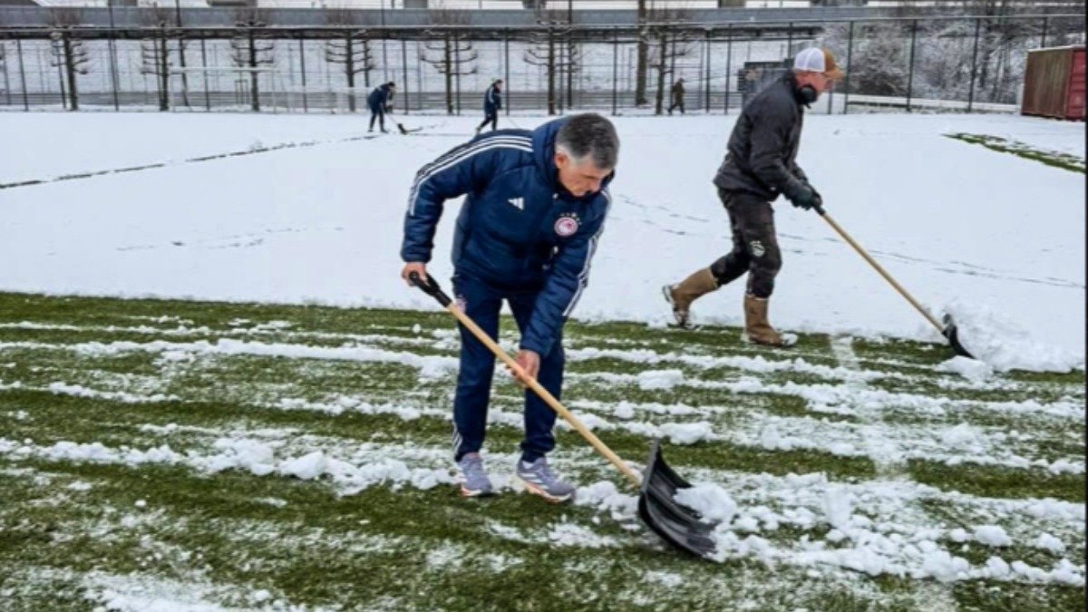 Ολυμπιακός: Ο Μεντιλίμπαρ καθάρισε με φτυάρι τα χιόνια για να γίνει προπόνηση