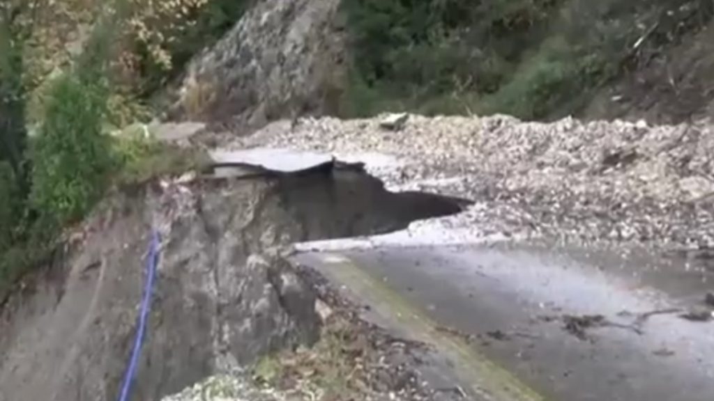 Ήπειρος: Προβλήματα από την κακοκαιρία- Κλειστά τα σχολεία σε Μέτσοβο και Τζουμέρκα, κατολισθήσεις και υπερχείλιση ποταμών (εικόνα + βίντεο)