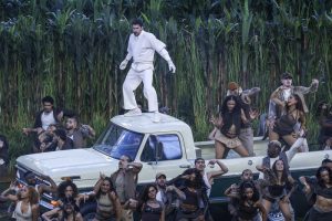 Bad Bunny: Για ποιο λόγο φόρεσε την φανέλα με το “64” στο Super Bowl