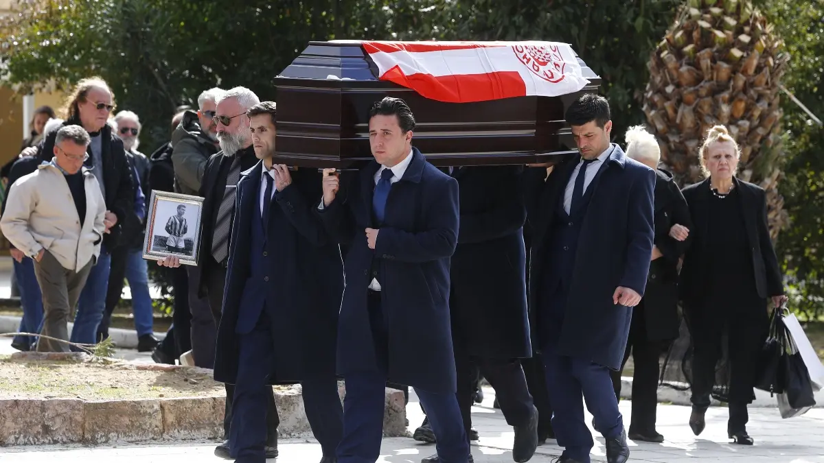 Σωτήρης Γκαβέζος: Το τελευταίο «αντίο» στον παλάιμαχο ποδοσφαιριστή του Ολυμπιακού (Φωτογραφίες)