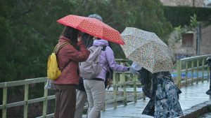 Καιρός: Εξασθενούν σταδιακά τα έντονα φαινόμενα – Πού θα εκδηλωθούν βροχές σήμερα