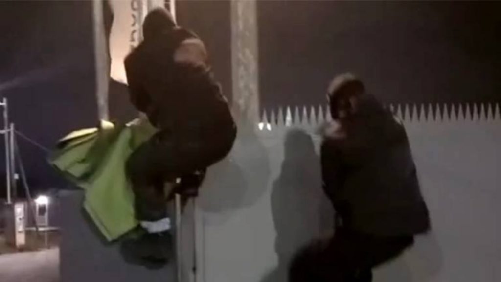 Επίθεση του Ρουβίκωνα με βαριοπούλες στα κεντρικά γραφεία της “Βιολάντα” στις Αχαρνές (βίντεο)