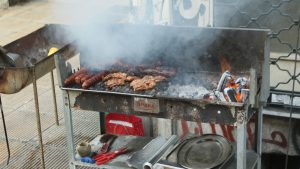 Τσικνοπέμπτη 2026: Πού επιτρέπεται και πού απαγορεύεται το ψήσιμο