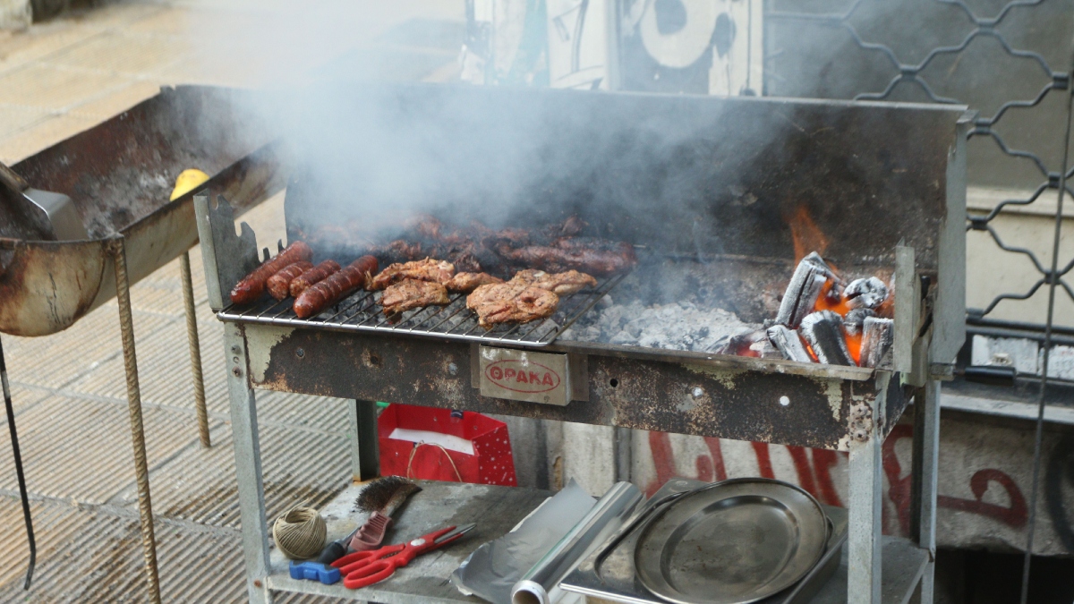 Τσικνοπέμπτη 2026: Πού επιτρέπεται και πού απαγορεύεται το ψήσιμο