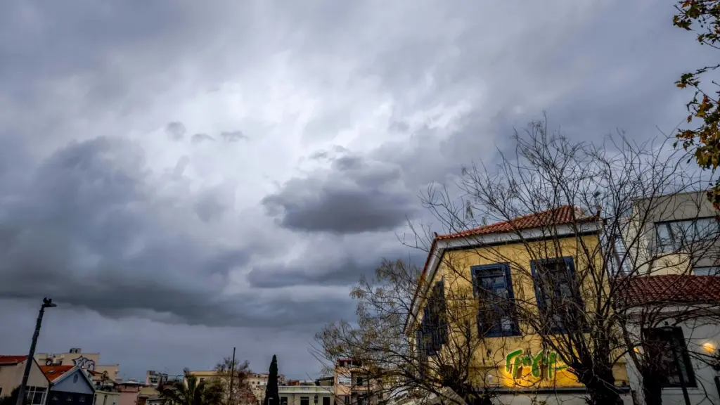 Καιρός: Βροχές και καταιγίδες σε 5 περιοχές, άνεμοι έως 9 μποφόρ στο Αιγαίο – Επικαιροποιήθηκε το έκτακτο δελτίο