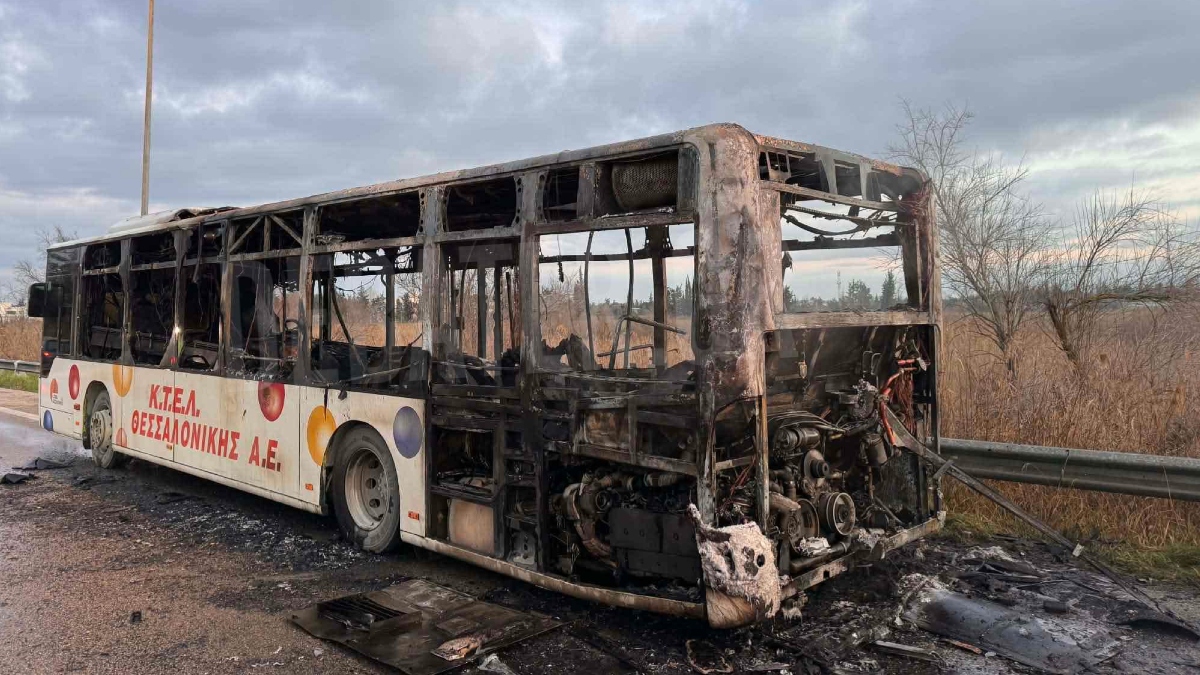 Θεσσαλονίκη: Λεωφορείο του ΟΑΣΘ τυλίχθηκε στις φλόγες – Πρόλαβαν να βγουν οδηγός και επιβάτες (βίντεο)