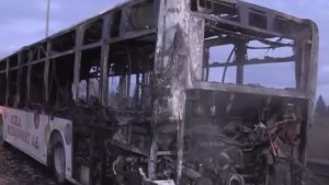 Θεσσαλονίκη: Ολοσχερής η καταστροφή του λεωφορείου που λαμπάδιασε εν κινήσει – “Δεν υπάρχει θέμα, έτυχε” (βίντεο)