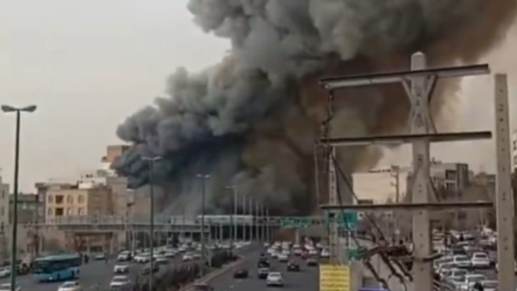 Ιράν: Μεγάλη φωτιά σε αγορά στην Τεχεράνη – Ορατή από πολλά σημεία (βίντεο)