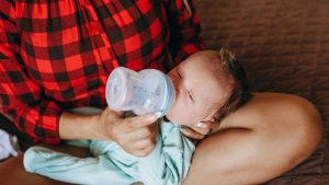 Μειώνεται στο μισό το επιτρεπόμενο όριο της τοξίνης κερεουλίδη στα βρεφικά γάλατα – Νέες ανακλήσεις