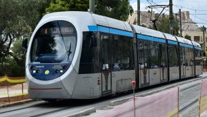 Πρωτοφανές περιστατικό στο τραμ: Νεαροί πετούσαν… συσκευή ερωτικού βοηθήματος σε επιβάτες (βίντεο)