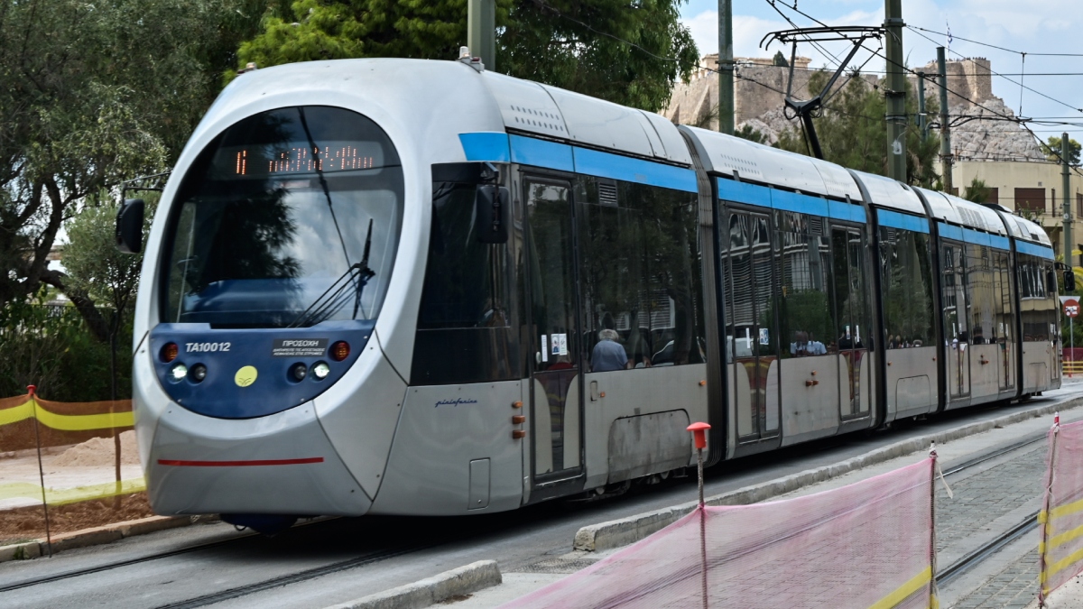 Πρωτοφανές περιστατικό στο τραμ: Νεαροί πετούσαν… συσκευή ερωτικού βοηθήματος σε επιβάτες (βίντεο)