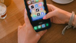 Social media και ανήλικοι: Μπλόκο και στην Ελλάδα – Λύση ουσίας ή ένα ψηφιακό «πυροτέχνημα»;