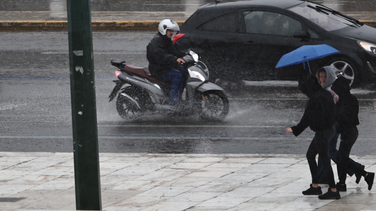 Λασποβροχές, καταιγίδες και ισχυροί άνεμοι σήμερα – Οι “κόκκινες” περιοχές, στο επίκεντρο και η Αττική