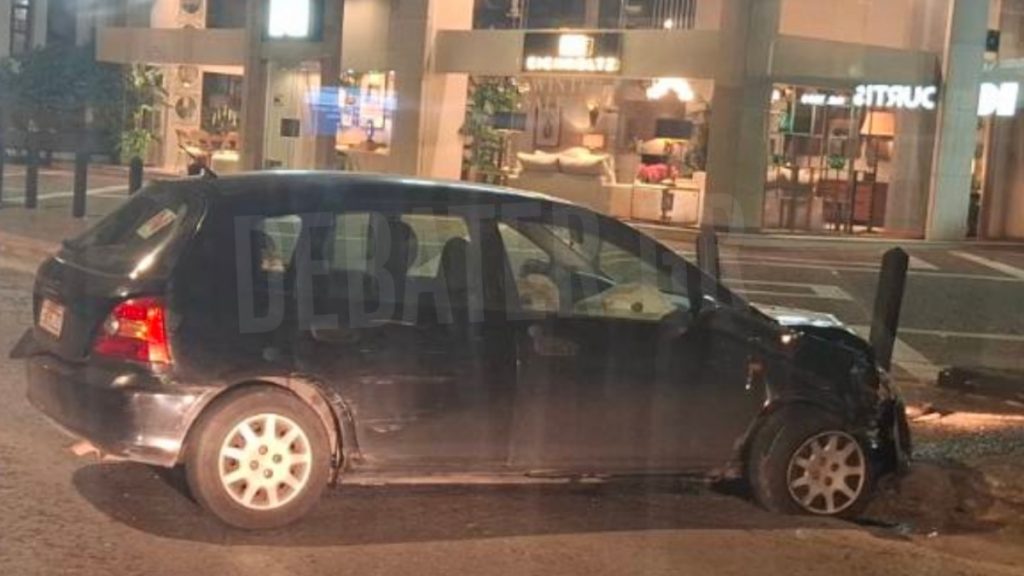 Τροχαίο στο Μαρούσι: Νεαρός έχασε τον έλεγχο του ΙΧ και έπεσε σε κολωνάκια (Φωτογραφία)