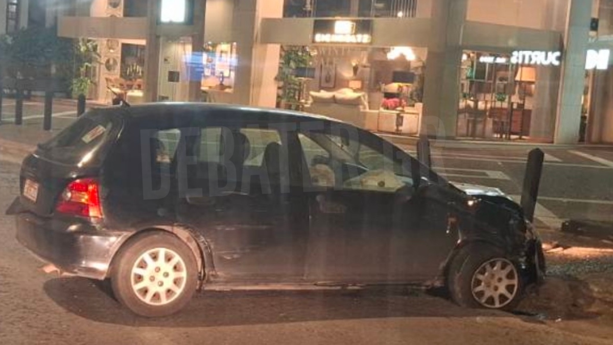 Τροχαίο στο Μαρούσι: Νεαρός έχασε τον έλεγχο του ΙΧ και έπεσε σε κολωνάκια (Φωτογραφία)