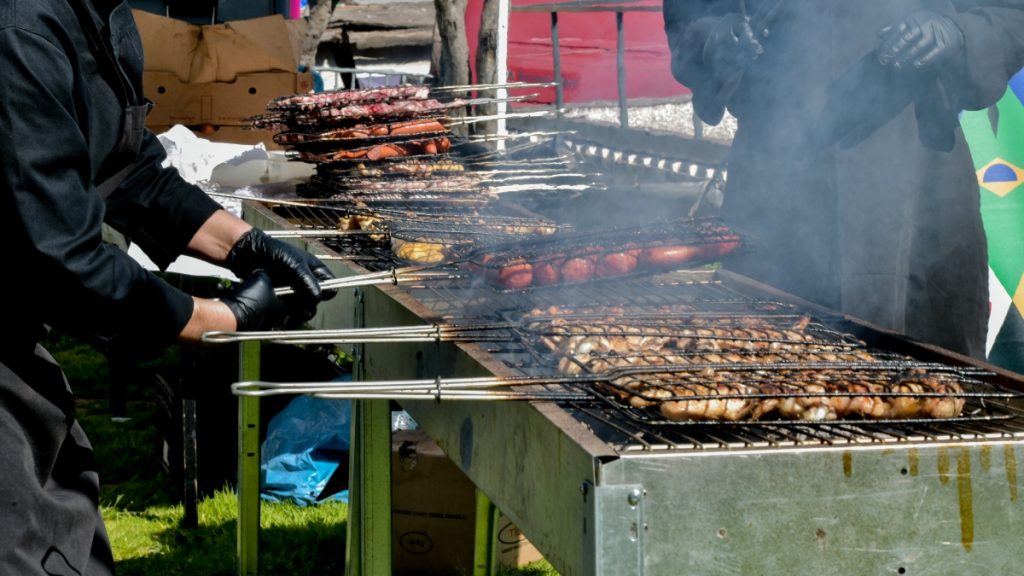 Τσικνοπέμπτη: 10 συμβουλές για να την απολαύσεις χωρίς να το μετανιώσεις την επόμενη μέρα