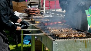 Τσικνοπέμπτη: 10 συμβουλές για να την απολαύσεις χωρίς να το μετανιώσεις την επόμενη μέρα
