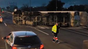 Ανατροπή νταλίκας στην Αθηνών-Λαμίας – Από μία λωρίδα η κυκλοφορία προς Αθήνα στο ύψος του Αυλώνα