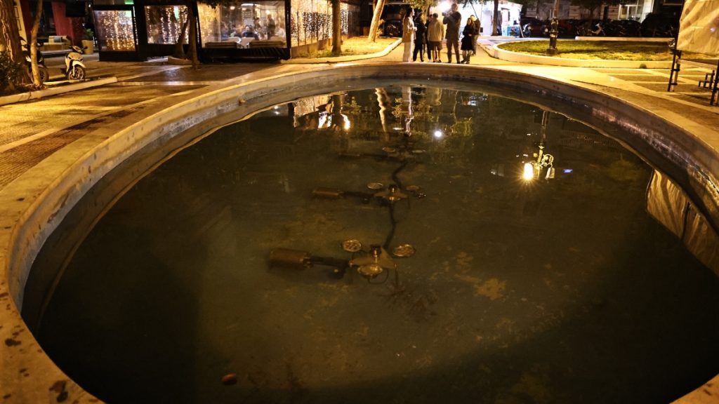 Καλλιθέα: Χαροπαλεύει η 2χρονη που έπεσε στο σιντριβάνι – Της έκαναν ΚΑΡΠΑ επί 40 λεπτά