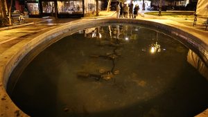 Καλλιθέα: Χαροπαλεύει η 2χρονη που έπεσε στο σιντριβάνι – Της έκαναν ΚΑΡΠΑ επί 40 λεπτά