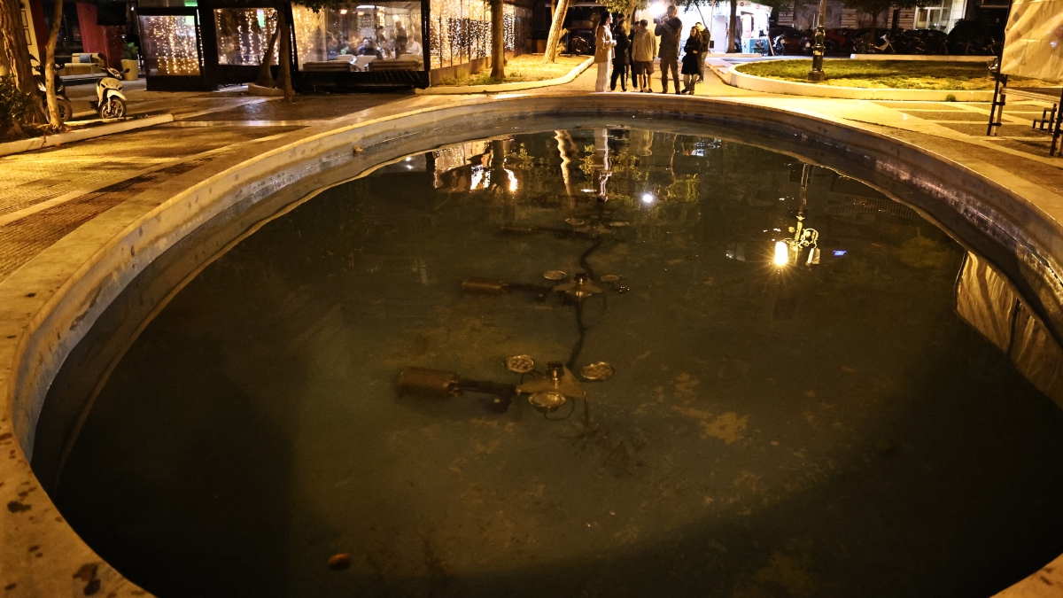 Καλλιθέα: Χαροπαλεύει η 2χρονη που έπεσε στο σιντριβάνι – Της έκαναν ΚΑΡΠΑ επί 40 λεπτά