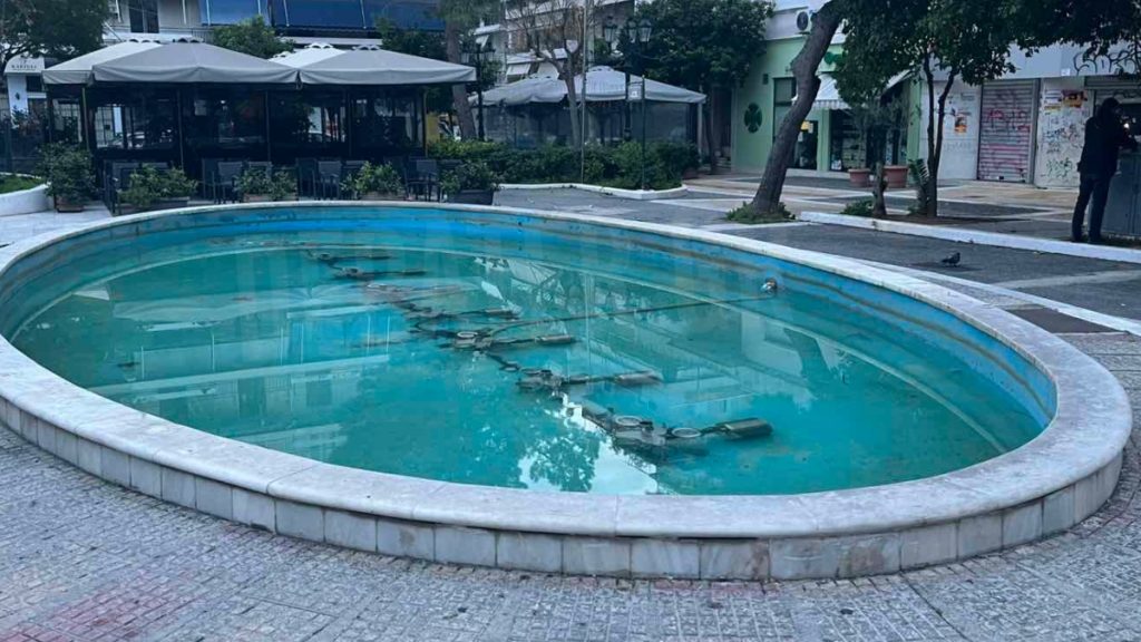 Καλλιθέα: Ώρες αγωνίας για τη 2χρονη – “Την έψαχναν και τη βρήκε ο πατέρας μπρούμυτα στο σιντριβάνι”