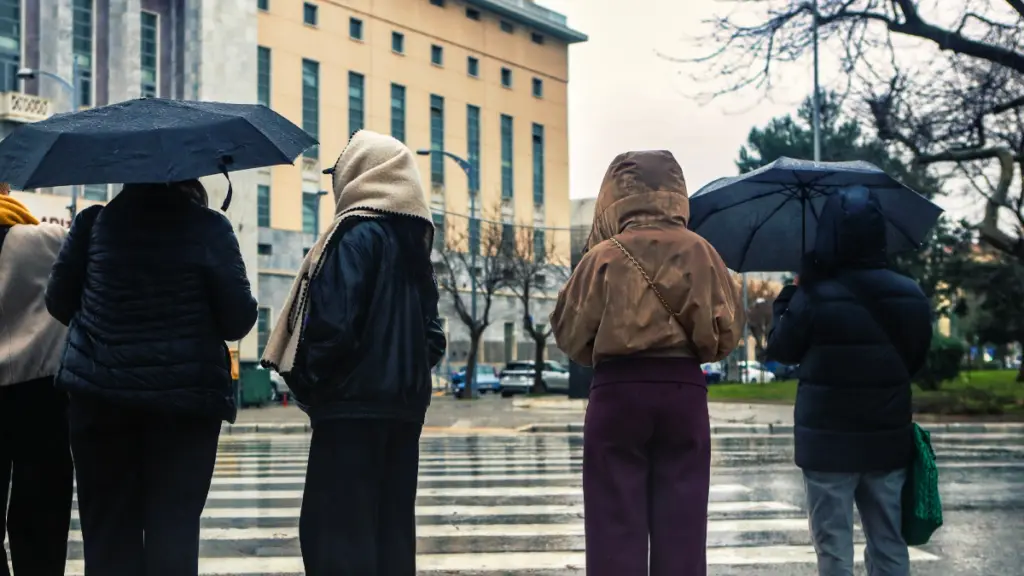 Καιρός αύριο: Βροχές, ισχυροί άνεμοι στα πελάγη και μικρή πτώση της θερμοκρασίας
