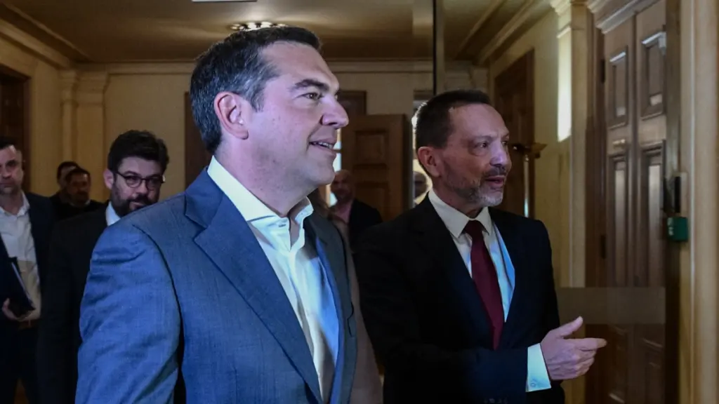 Τσίπρας κατά Στουρνάρα: «Ψεύδεται ασύστολα, “διαπιστευτήρια υπακοής” στον Μητσοτάκη για μια 3η θητεία στην ΤτΕ»