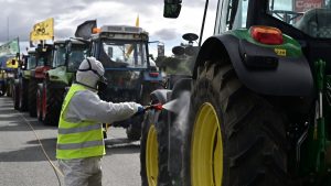 Αγρότες: Πληθαίνουν τα τρακτέρ στις Αφίδνες, περνούν από απολύμανση πριν μπουν στην Αθήνα – Η διαδρομή μέχρι το Σύνταγμα