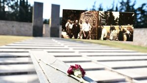 Καισαριανή: Ταυτοποιήθηκαν οι δύο πρώτοι από τις φωτογραφίες της εκτέλεσης – Ο “ψηλός” και το “γελαστό παιδί”