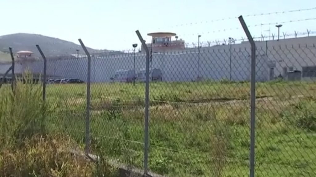 Δολοφονία ισοβίτη στις φυλακές Δομοκού: Το όπλο 2 ακόμα “καυτά” ερωτήματα – “Ο αρχιφύλακας κινδύνευσε”