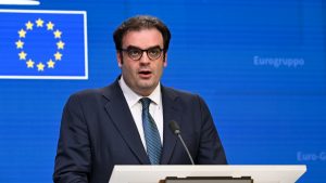 Πιερρακάκης από Eurogroup: “Να επανεκτιμήσουμε τον διεθνή ρόλο του ευρώ”